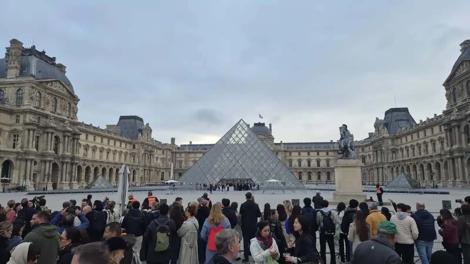 Museu do Louvre fechado devido aos protestos que tomaram as ruas da França