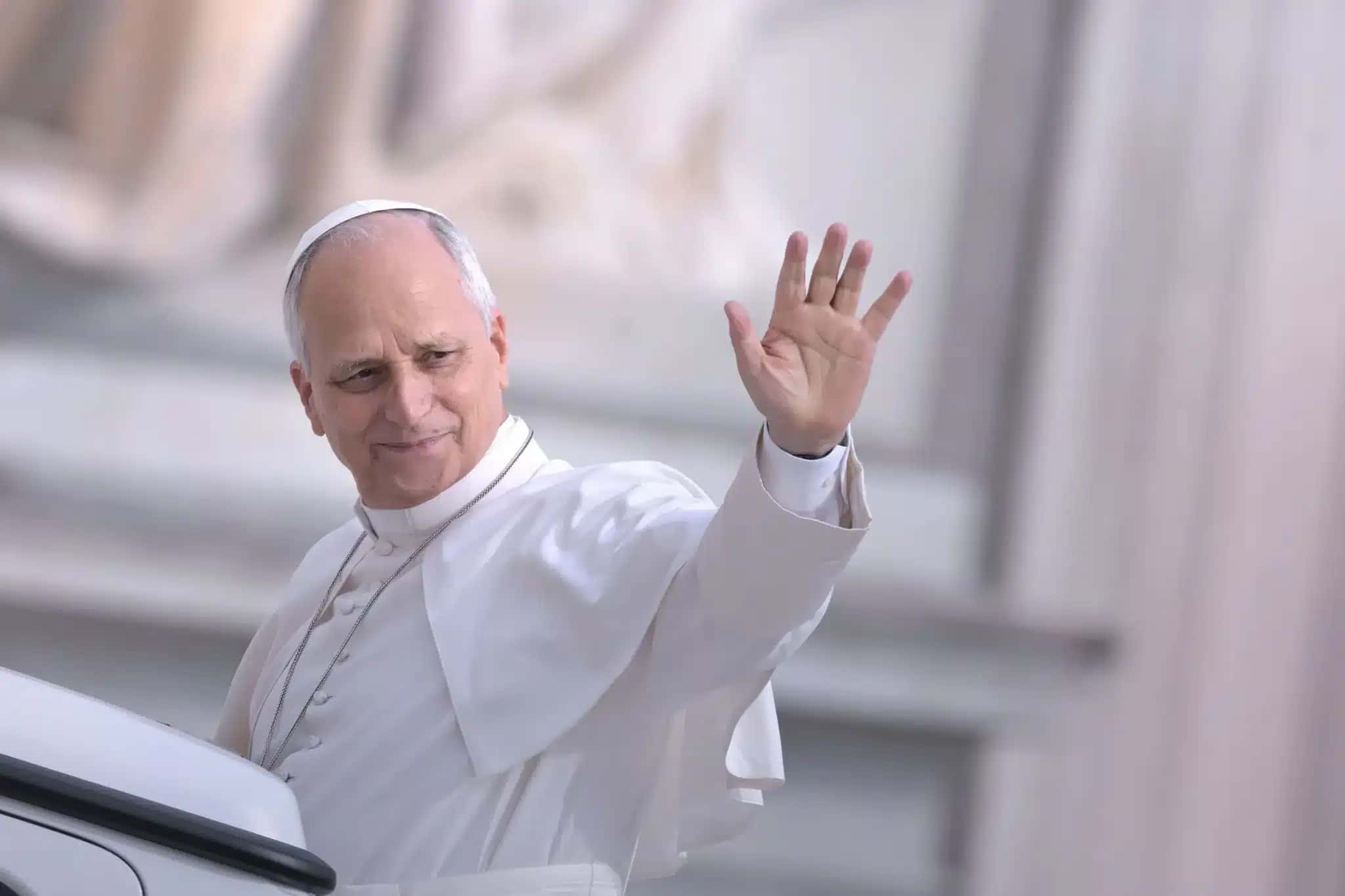 O Papa Leão XIV foi internado no hospital para uma cirurgia de remoção de um pequeno tumor no pulmão, sendo esta sua primeira internação desde o início de seu pontificado.