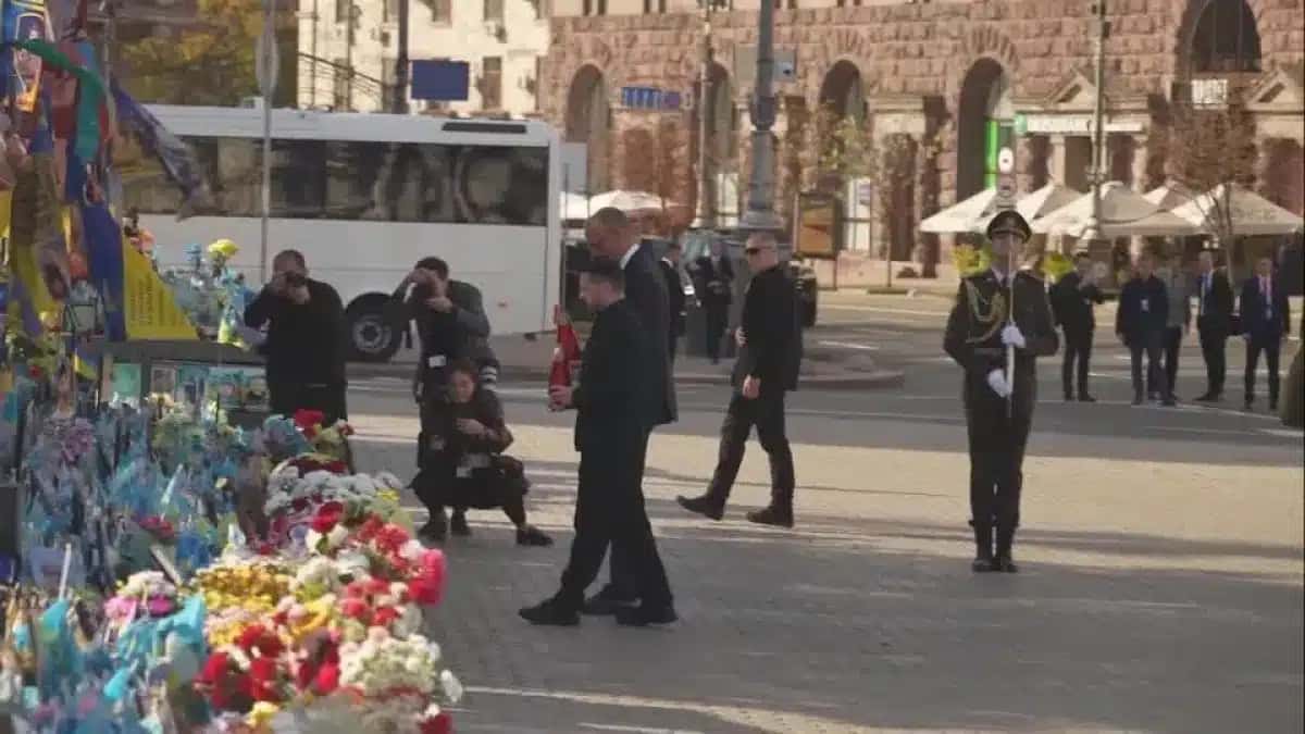 O ministro alemão Merz e o ministro ucraniano Zelensky homenageiam as tropas caídas em Kyiv.