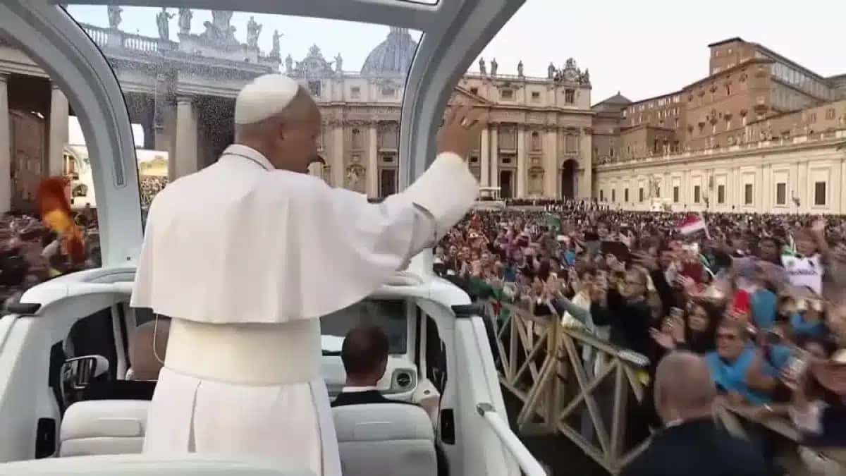 Papa Leão volta a usar o papamóvel pela primeira vez desde a cirurgia de câncer.