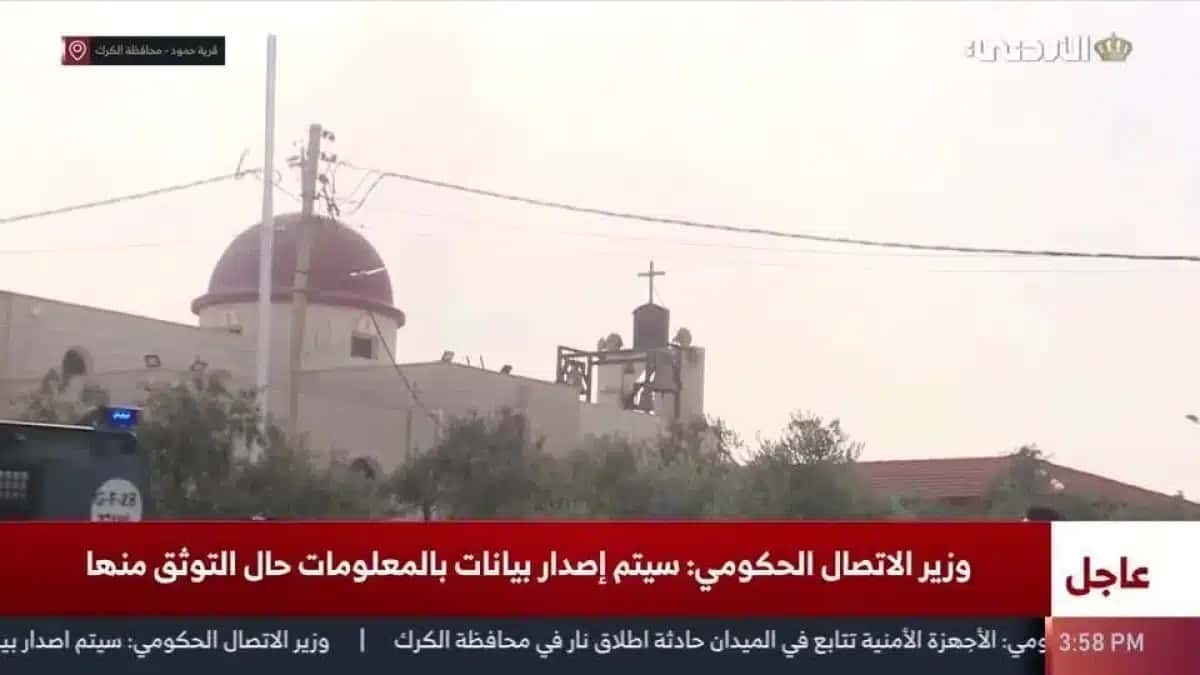 Pelo menos sete pessoas morreram em um tiroteio em uma igreja na Jordânia, segundo informações da TV estatal.