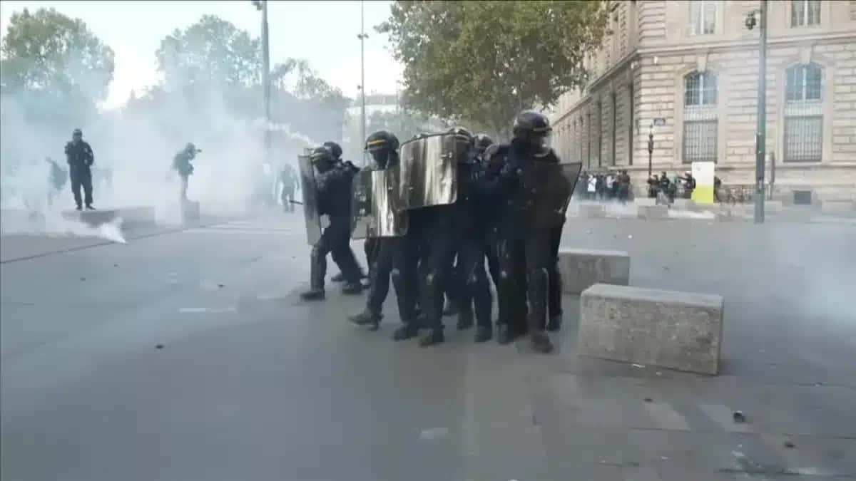 Polícia usa gás lacrimogêneo para dispersar manifestantes em Paris.