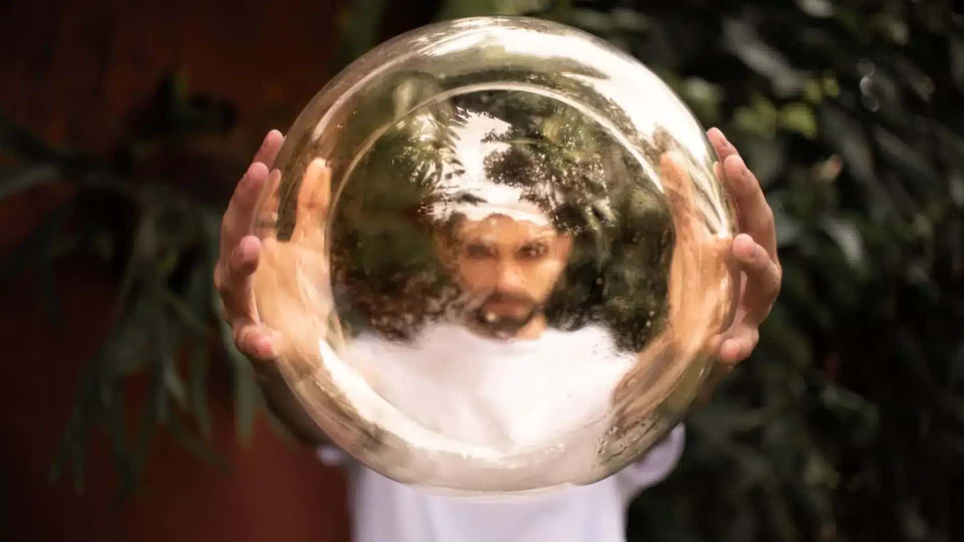 Por que pessoas verdadeiramente inteligentes não têm medo de mudar de ideia? A psicologia revela o hábito mental por trás da empatia.
