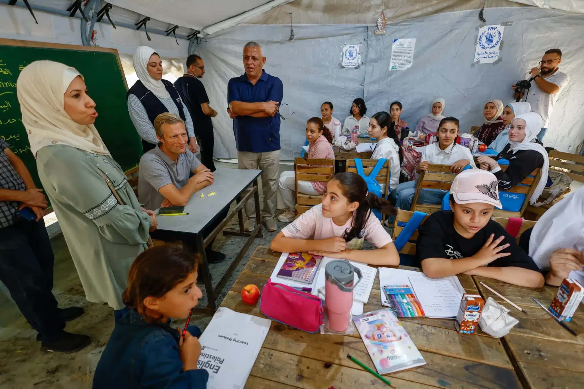 Carl Skau, diretor-executivo interino do Programa Mundial de Alimentos (PMA), visita escola em Deir Al-Balah, na região central da Faixa de Gaza, 18 de outubro de 2026. REUTERS/Mahmoud Issa