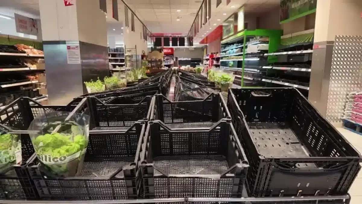 Protesto de caminhoneiros italianos causa escassez em supermercados na Sicília.