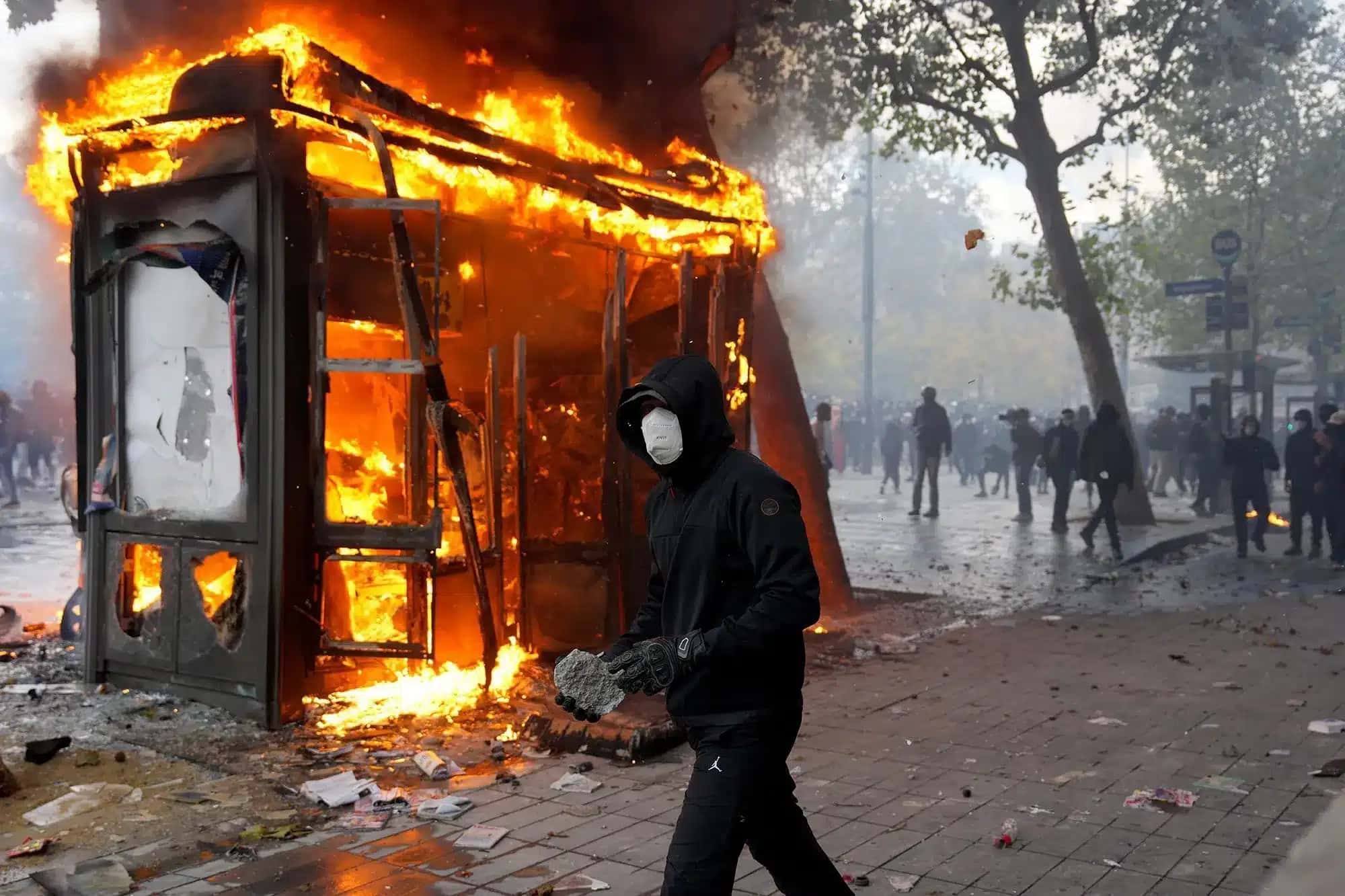 Os protestos na França se transformaram em tumultos e violência no último fim de semana.