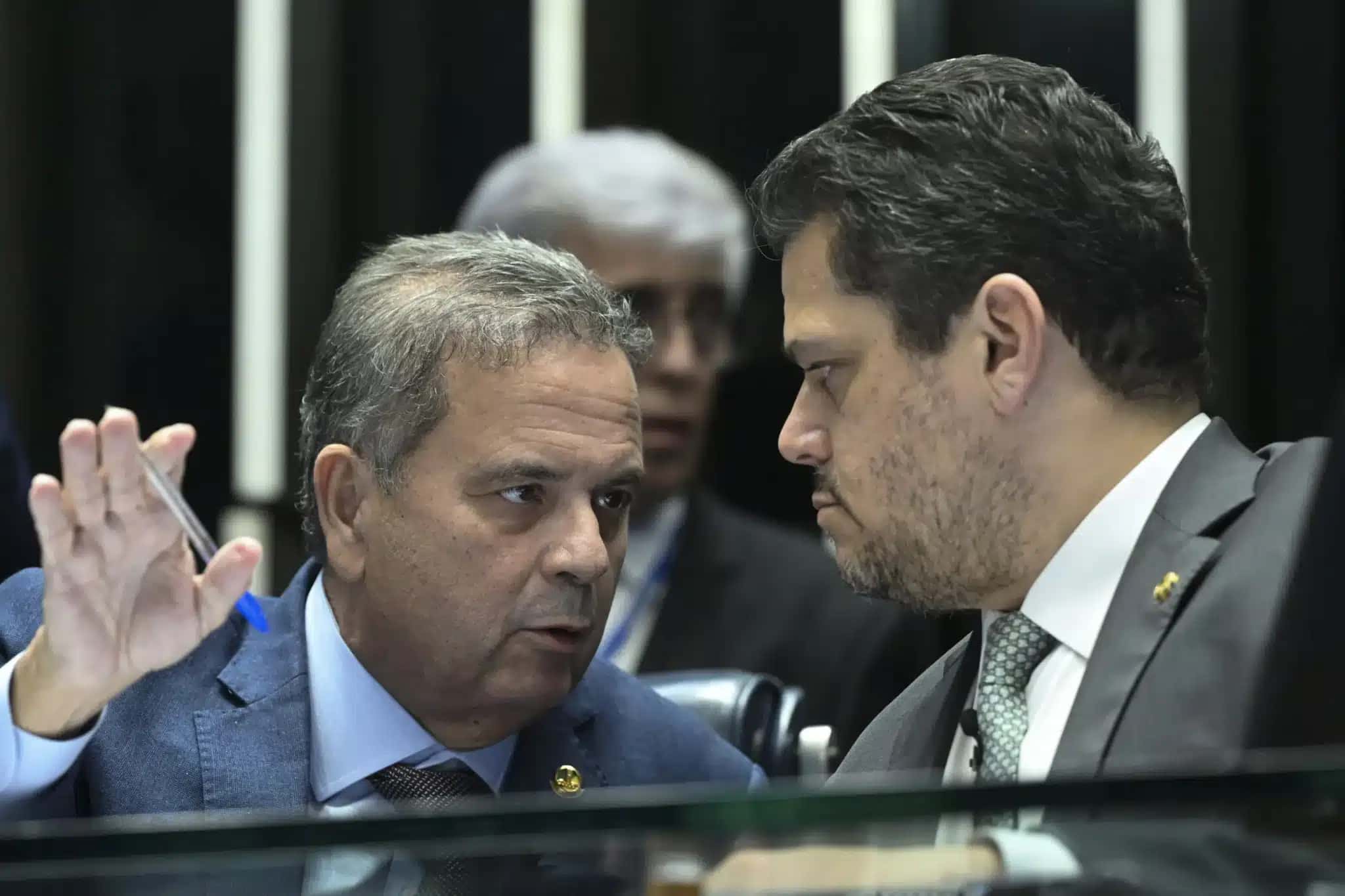 Líder da oposição no Senado Federal, senador Rogério Marinho (PL-RN), e o presidente do Senado Federal, senador Davi Alcolumbre (União-AP).