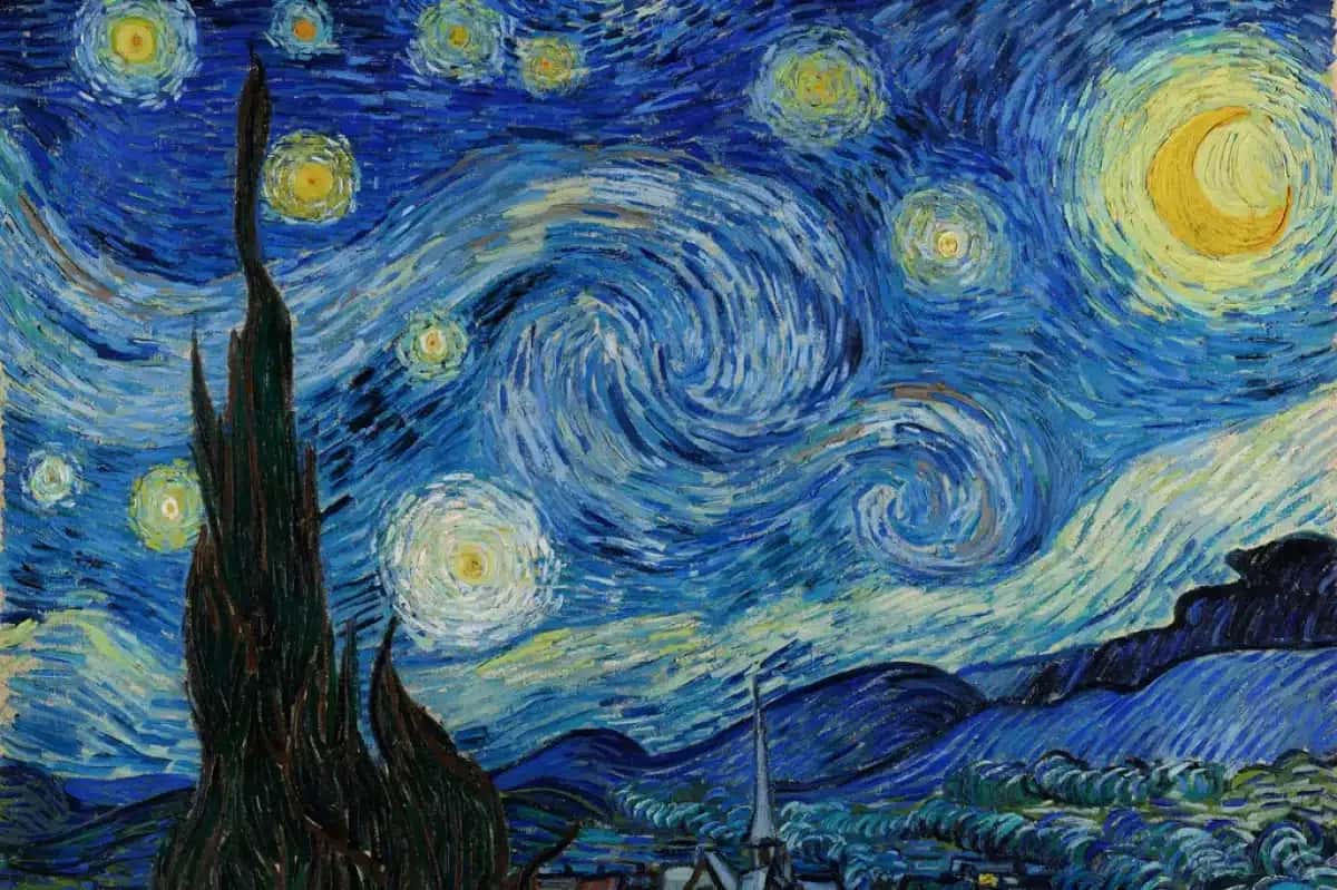 Pintura A Noite Estrelada, de Van Gogh, com um céu noturno azul intenso, estrelas amarelas brilhantes e uma lua crescente. Nuvens e estrelas formam espirais no céu. À esquerda, um cipreste escuro e pontiagudo se eleva. Abaixo, uma vila com casas e uma torre de igreja, e montanhas ao fundo | Foto: Reprodução/Superinteressante