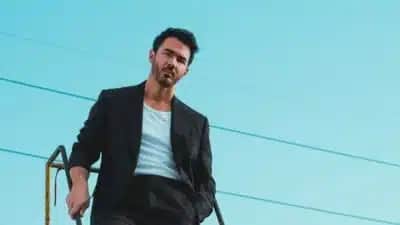 Kevin Jonas, 38, conta que foto íntima foi parar no grupo com Nick e Joe por causa de um espelho