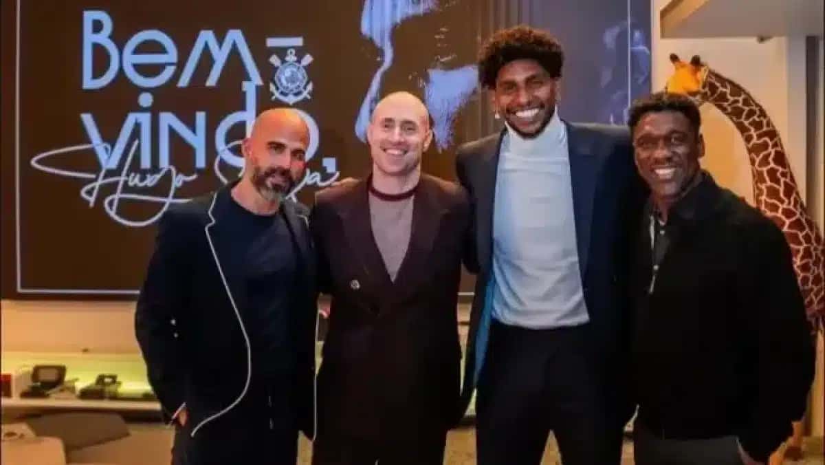 Seedorf e Hugo Souza, à direita, e empresários da OTB Sports.