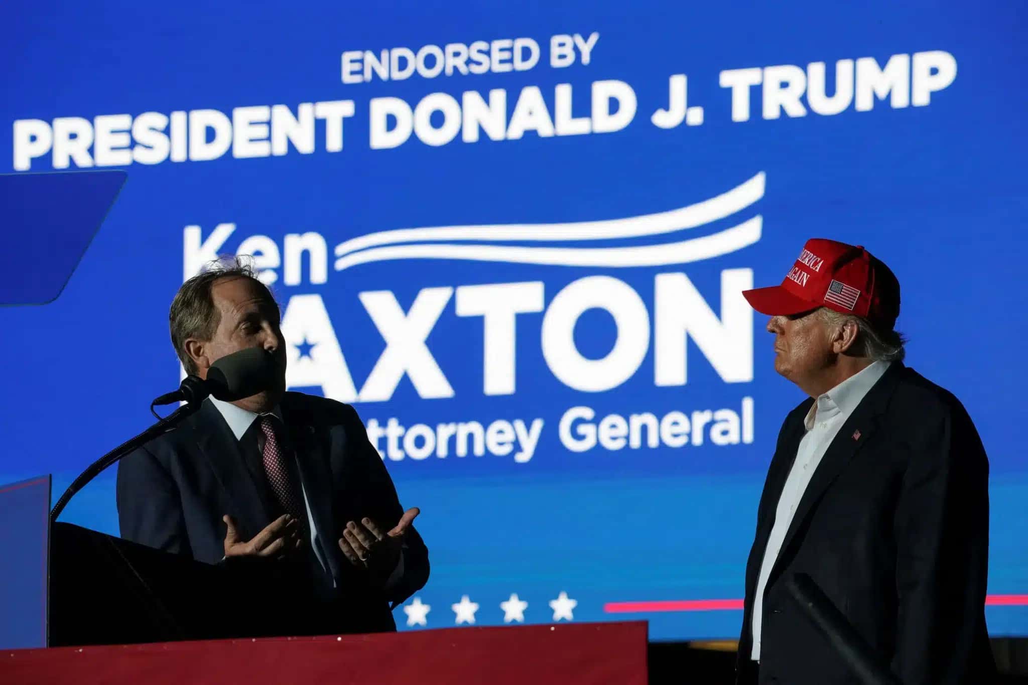Procurador-geral do Texas, Ken Paxton, fala ao lado do presidente Donald Trump, em 22 de outubro de 2022. REUTERS/Go Nakamura