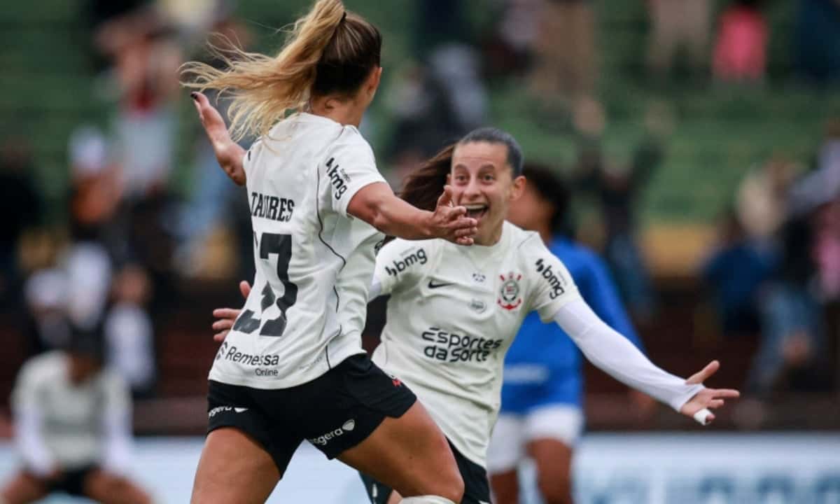 Tamires e Belén Aquino comemoram um dos gols da vitória por 3 a 1 sobre o Cruzeiro nas quartas de final do Brasileirão Feminino 2026 (Foto: Rodrigo Gazzanel/Agência Corinthians) | Foto: Reprodução/Olimpíada Todo Dia