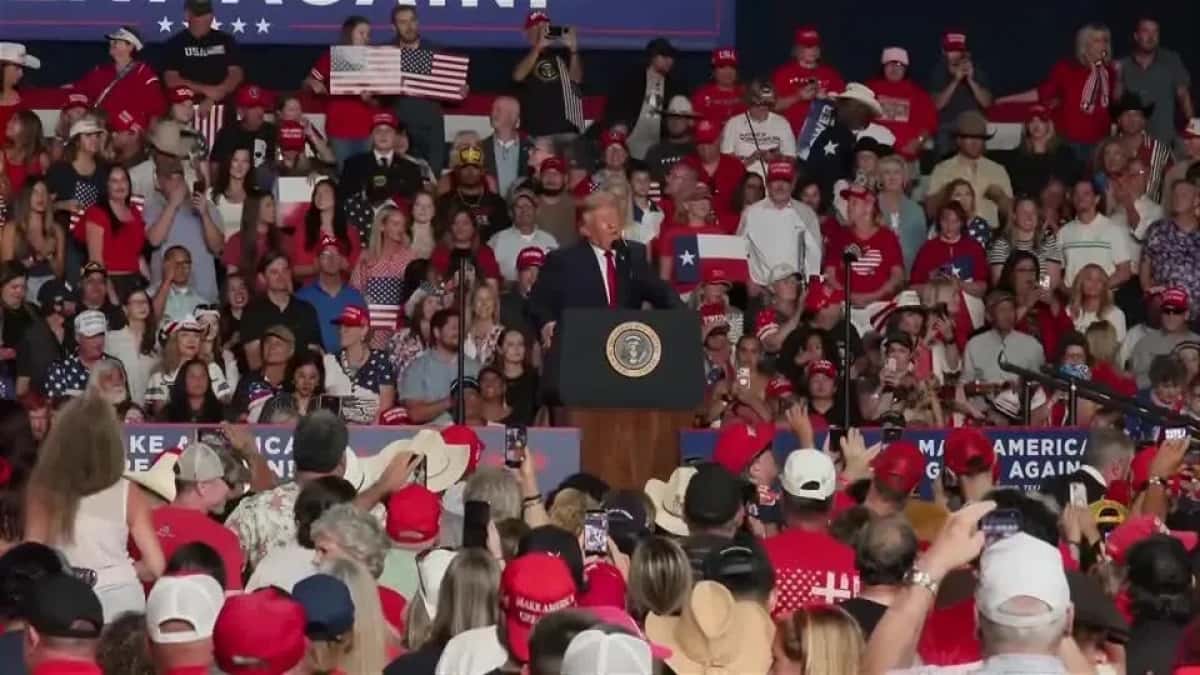 Trump participa de comício em apoio a Paxton no Texas, enquanto vários manifestantes são retirados do local.