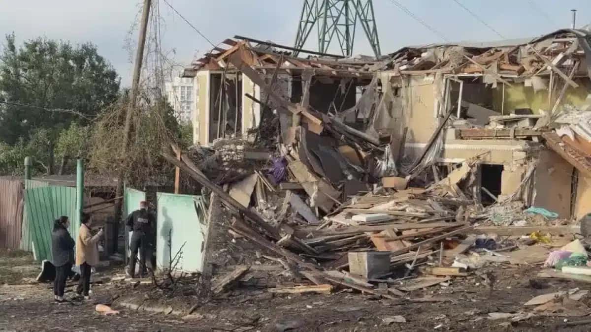 Um ataque aéreo russo na região de Kiev, na Ucrânia, deixou mortos e feridos, segundo autoridades.