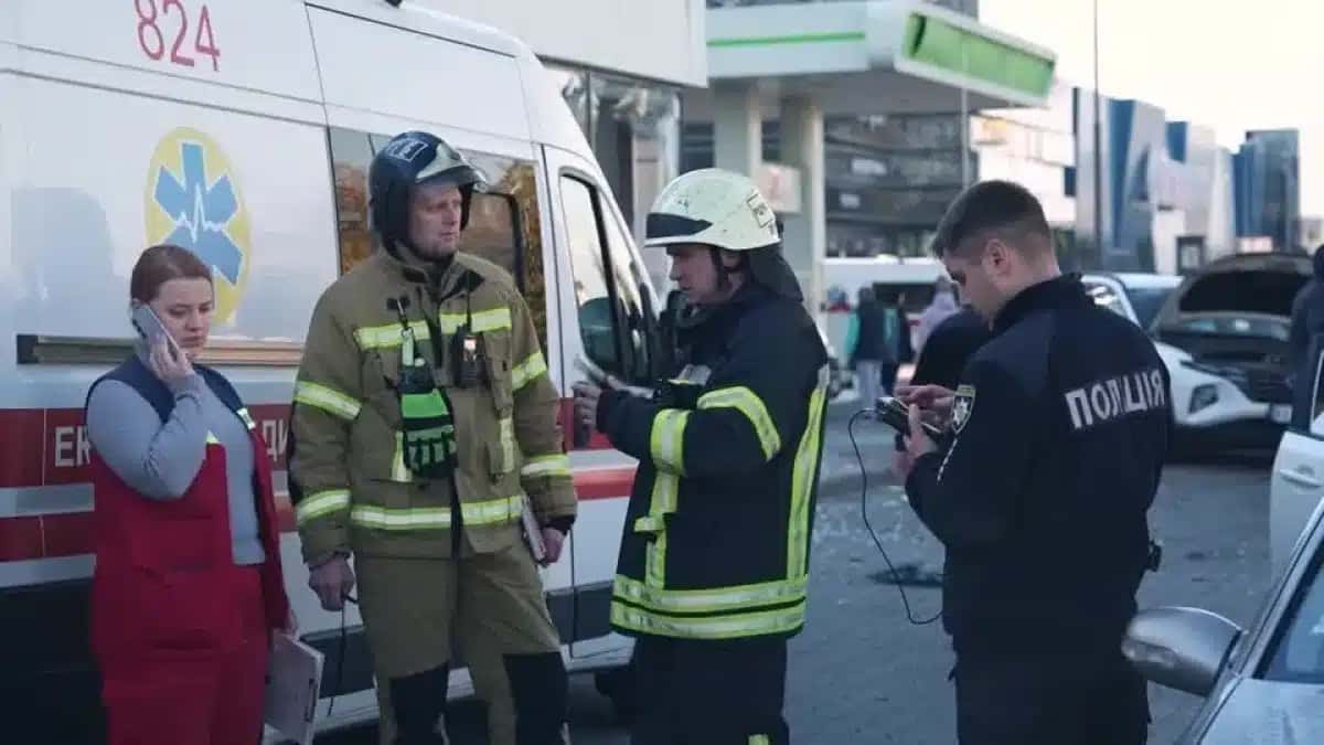 Um drone russo atingiu uma rodovia de Kiev e matou três pessoas, segundo autoridades ucranianas.
