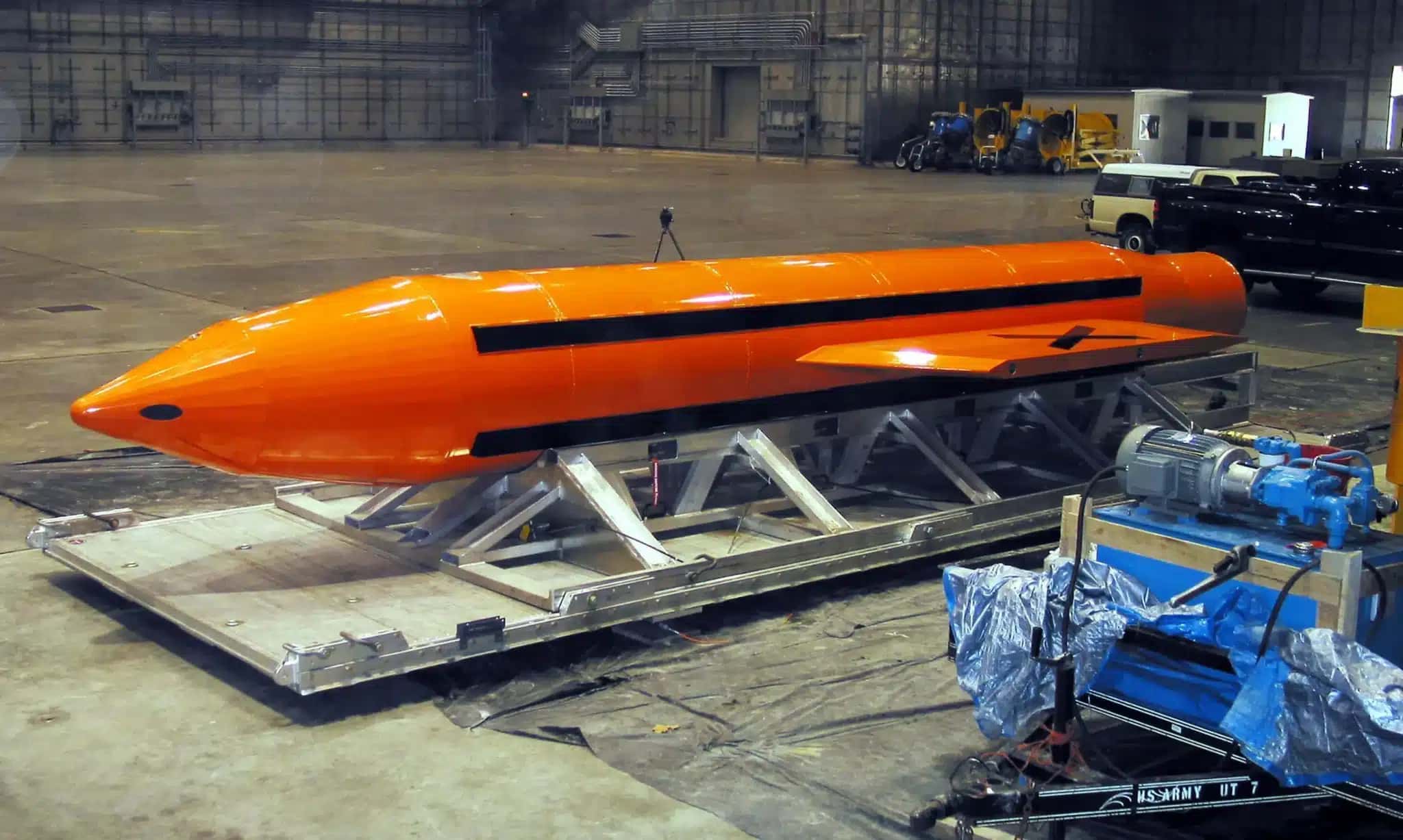 Uma bomba de impacto aéreo massivo (MOAB) na Base Aérea de Eglin, Flórida, em 11 de março de 2003.