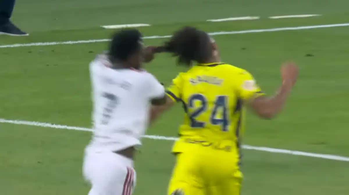 Vini Jr. Puxa cabelo de adversário e é expulso