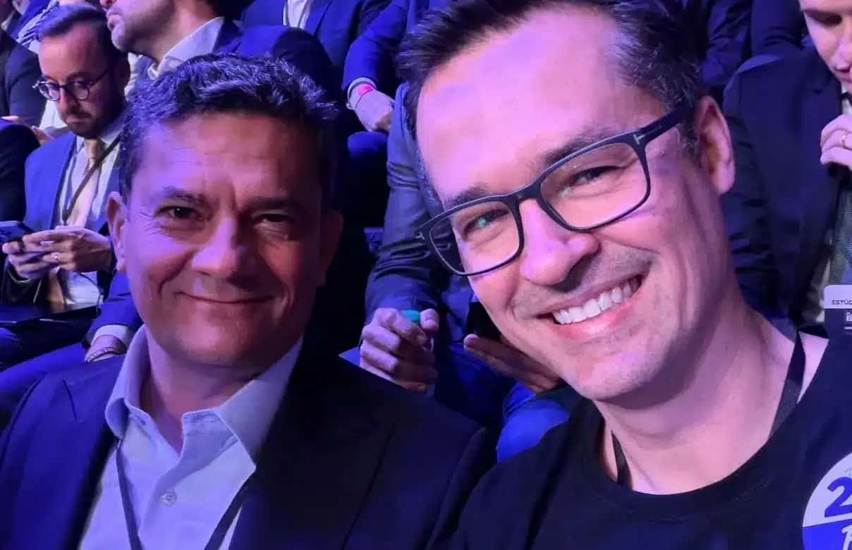 Sérgio Moro e Deltan Dallagnol nos bastidores do debate de segundo turno da TV Bandeirantes.
