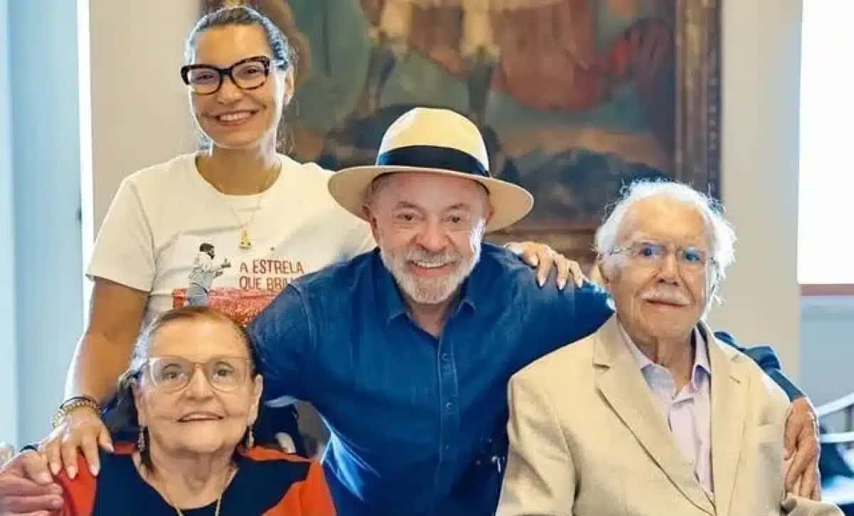 Presidente Luiz Inácio Lula da Silva em visita ao ex-mandatário José Sarney.