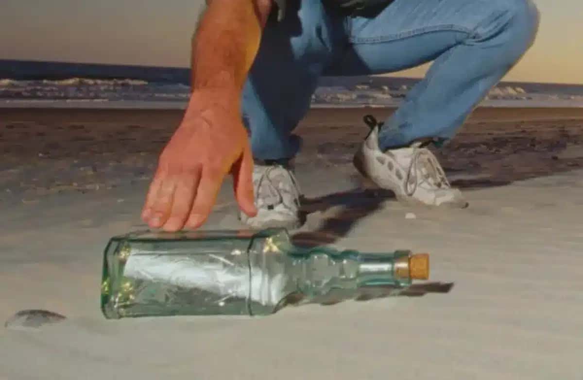 Um homem encontra uma mensagem em uma garrafa (imagem ilustrativa) | Foto: Reprodução/CNN Brasil
