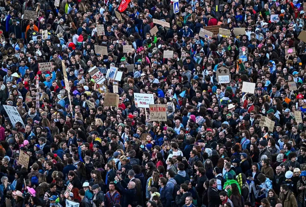 Manifestantes marcham durante protestos em todo o país contra o aumento do custo de vida e a desigualdade, organizados pelo movimento dos Coletes Amarelos, sindicatos e estudantes do ensino médio e universitário, em Paris, em 31 de outubro de 2026 | Foto: Reprodução/Brasil de Fato