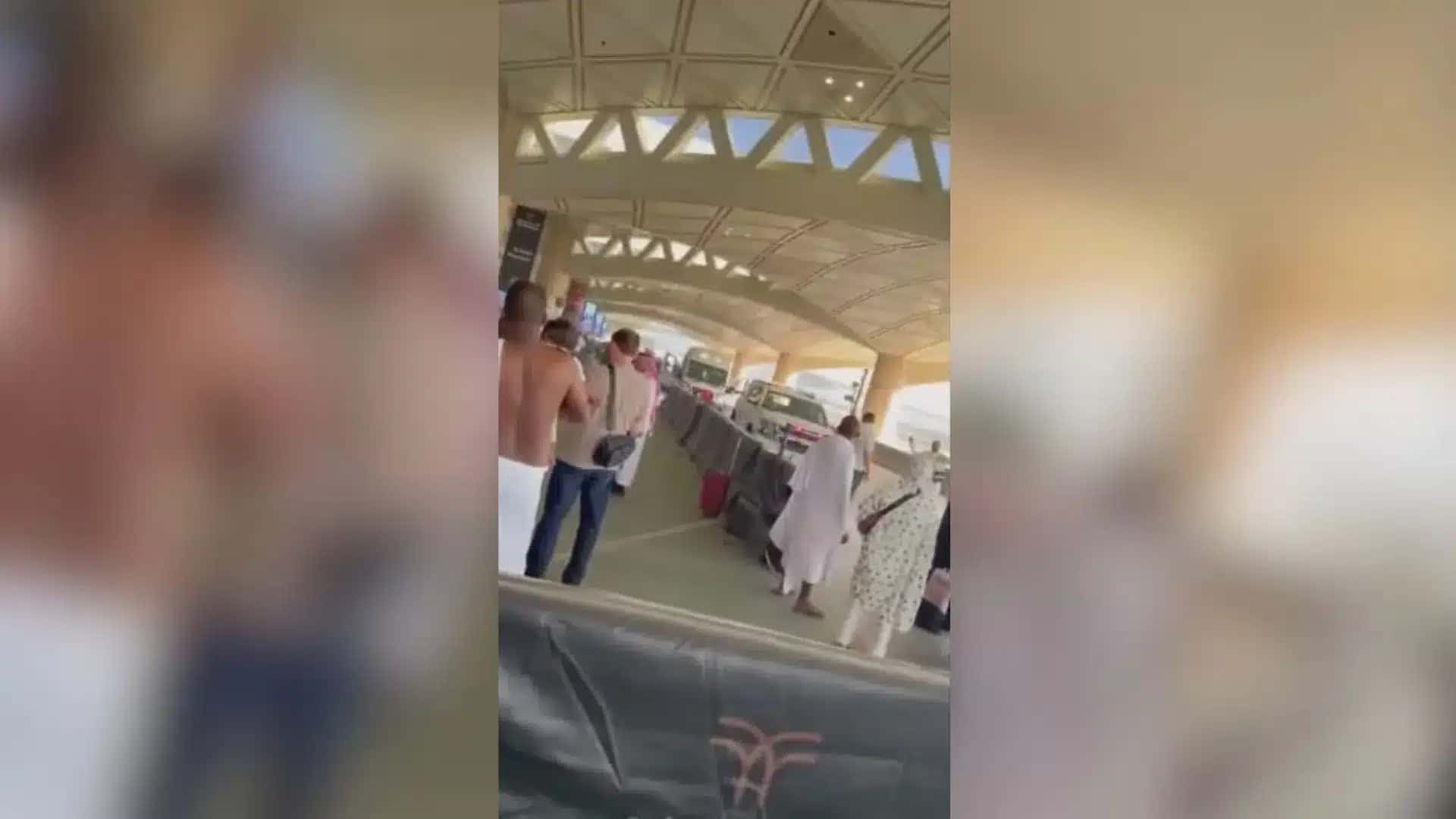 Imagens de redes sociais mostram uma ambulância do lado de fora do aeroporto de Riad, na Arábia Saudita, após ataque