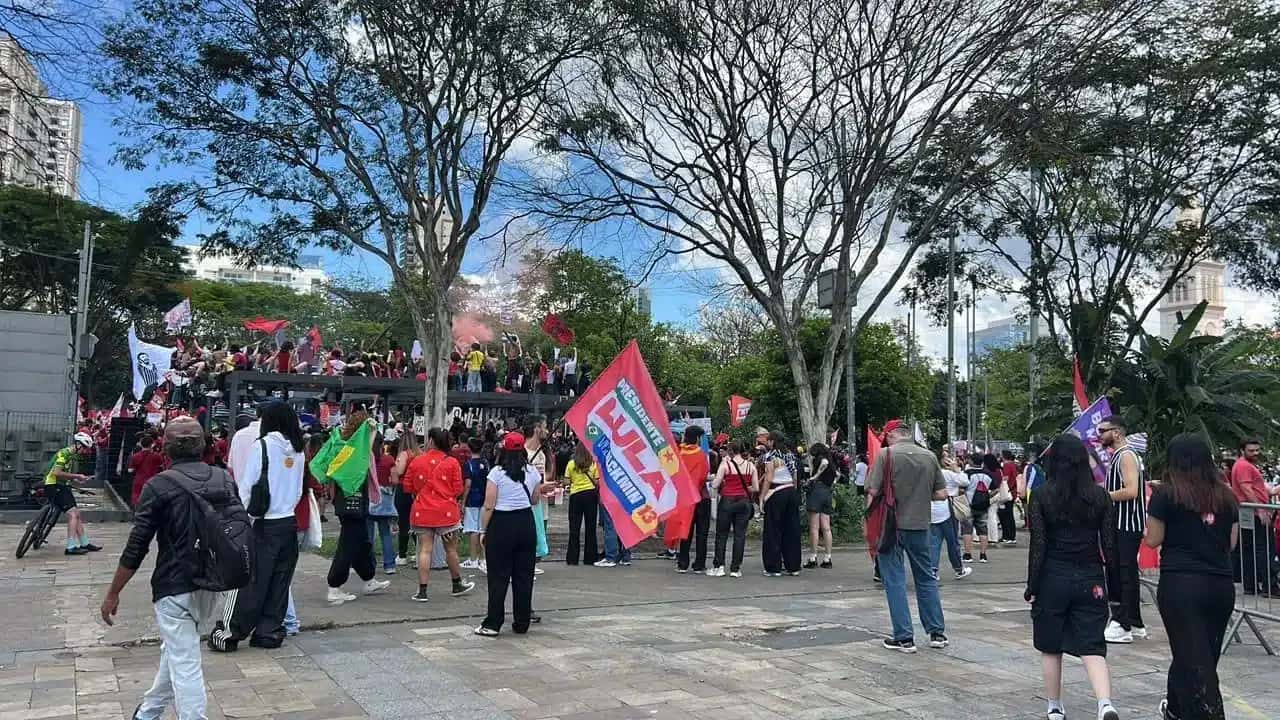 Ato pró-Lula ocorre no Largo da Batata, em São Paulo, neste domingo (18).