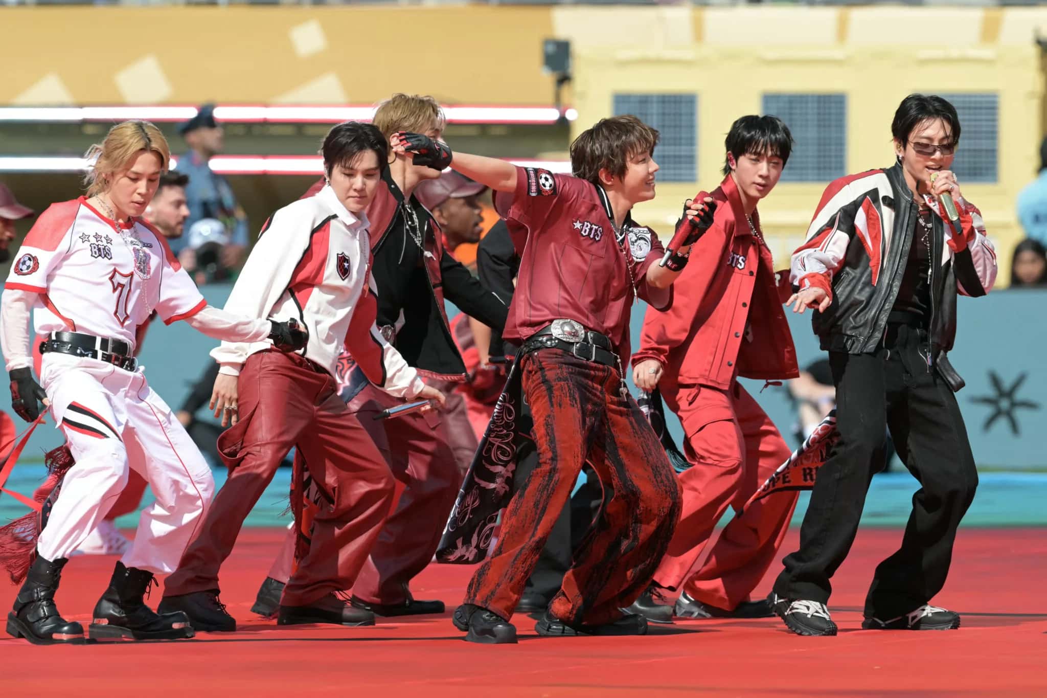 Membros do BTS performam "Dynamite" durante show do intervalo na Copa do Mundo de 2026 | Foto: Reprodução/Exame