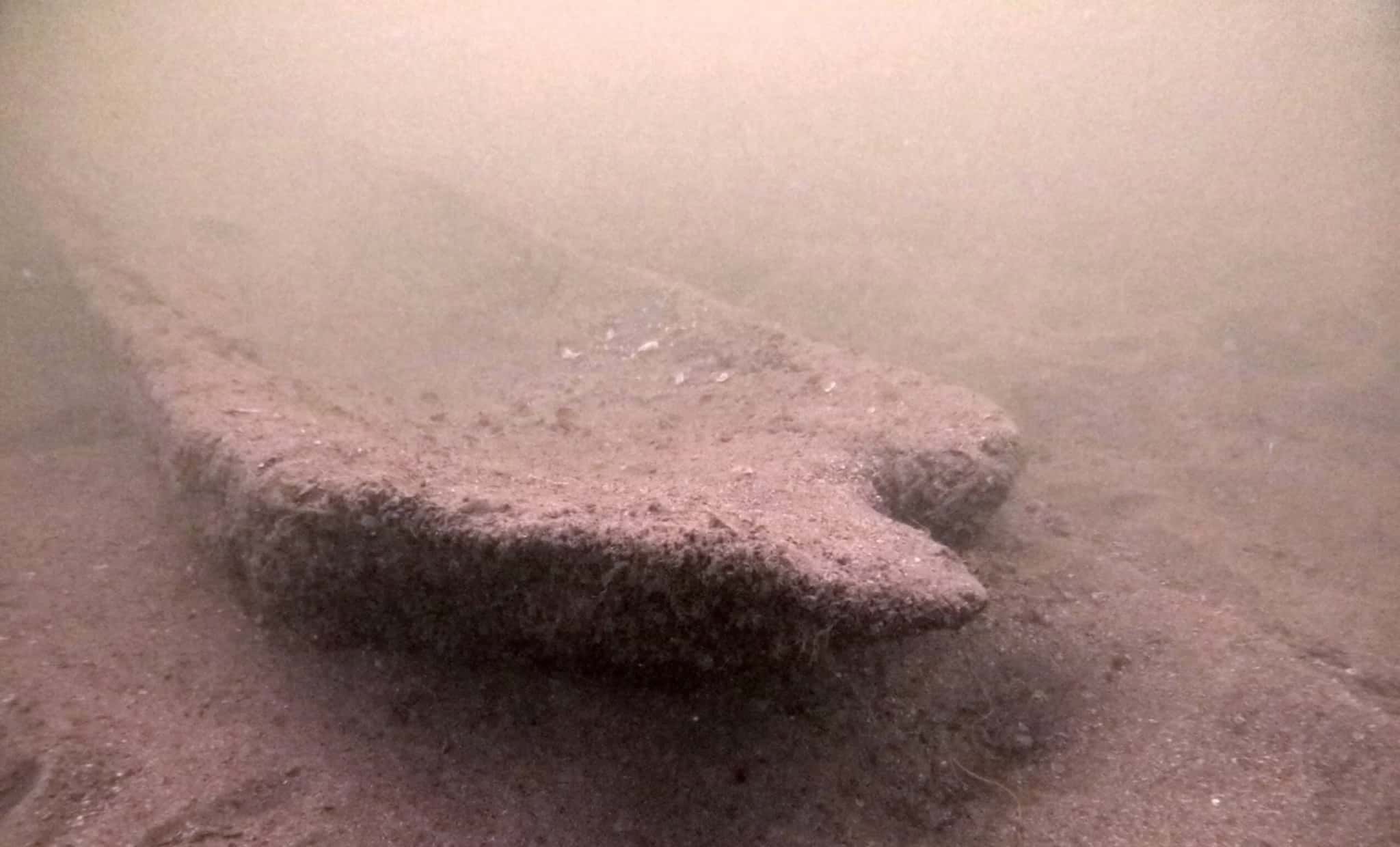 Voluntário mergulha para procurar garrafas de vidro em lago dos EUA e encontra canoa milenar submersa