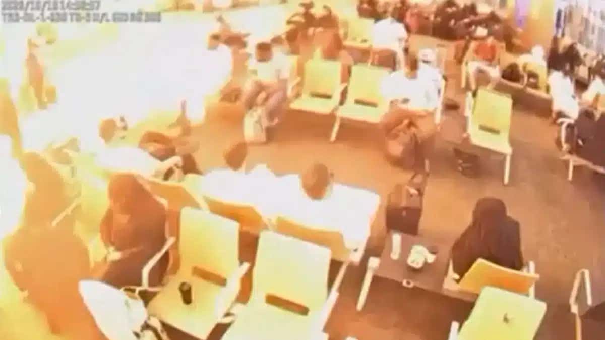 Imagens de câmera de segurança mostram ataque ao Aeroporto Internacional Rei Khalid, em Riade, na Arábia Saudita, no sábado (10).