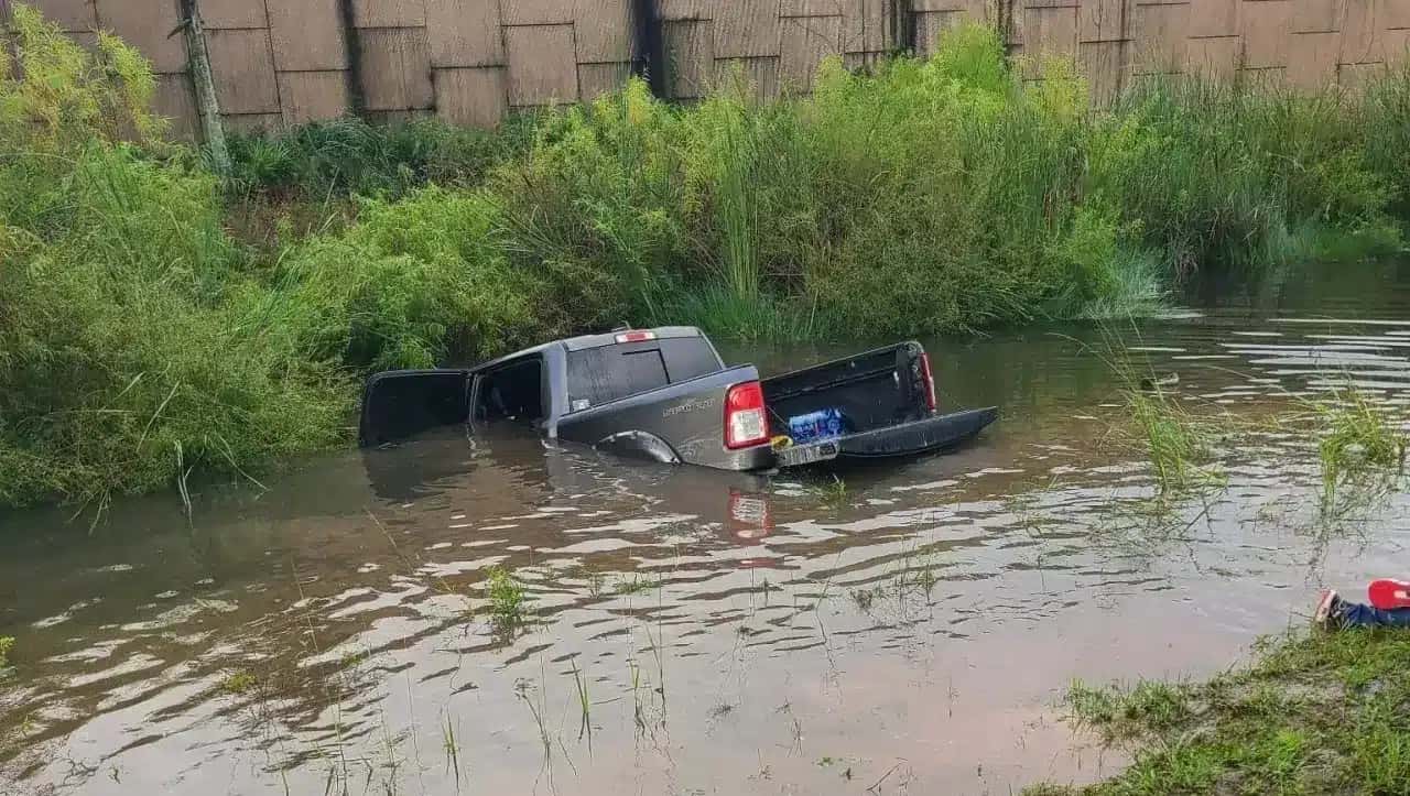 Soldados da Guarda Nacional da Flórida resgatam ocupantes de um veículo submerso após a passagem do ciclone pós-tropical Isaias nos Estados Unidos.
