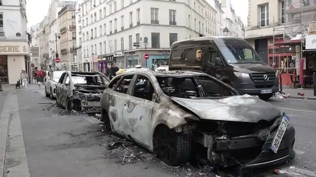Carros queimados após protestos violentos em Paris, na França.