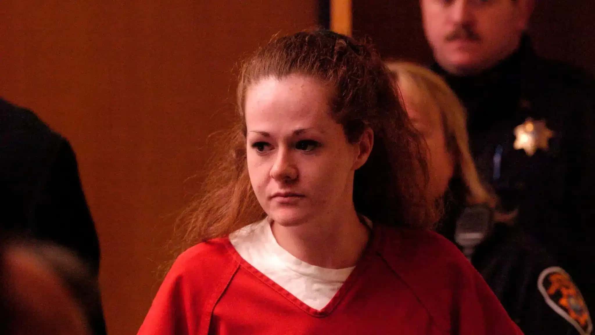 Christa Pike entra no Tribunal Criminal do Condado de Knox
