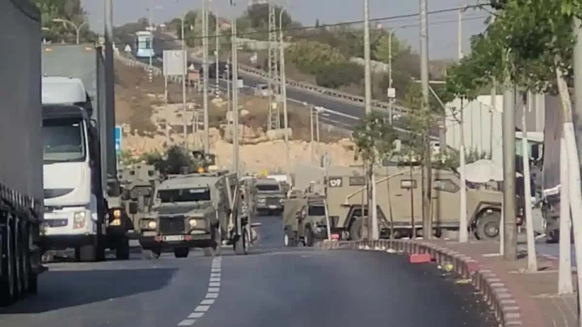 Veículos militares de Israel em Hebron após ataque a tiros matar dois soldados.