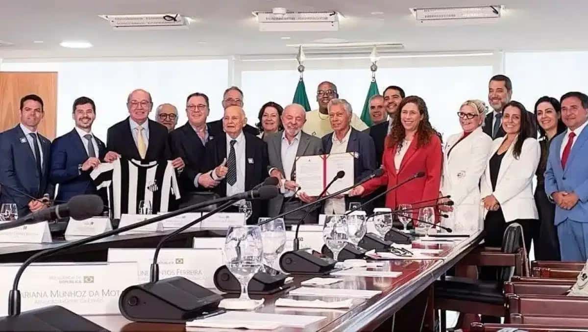 Assinatura do acordo entre Santos e governo federal pelo uso do CT Rei Pelé pelos próximos 40 anos contou com presidente Lula e dirigentes do clube