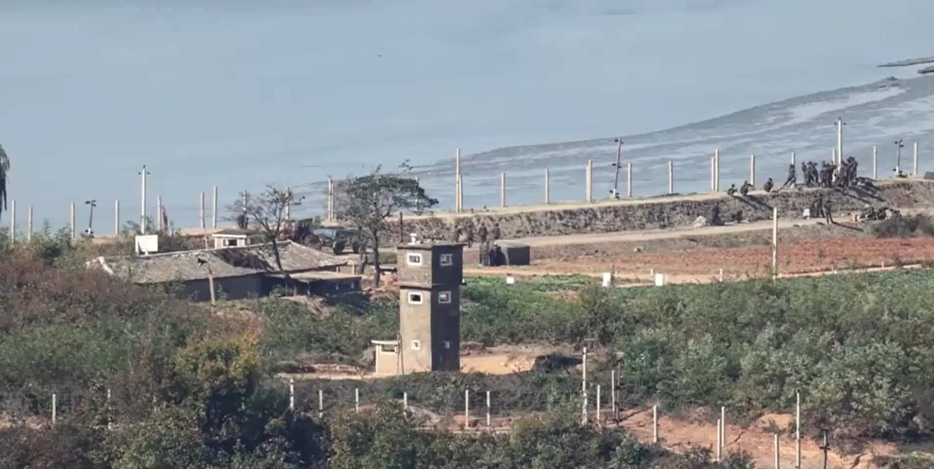 Veículos blindados norte-coreanos são vistos perto da fronteira em meio ao aumento das tensões com o Sul