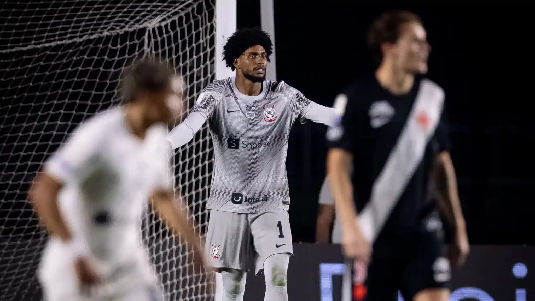 O goleiro Hugo Souza orienta os jogadores do Corinthians no duelo contra o Vasco, em São Januário.