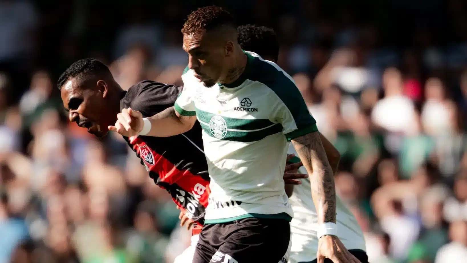 Breno Lopes, do Coritiba, disputa jogada com atleta do Vitória | Foto: Reprodução/CNN Brasil