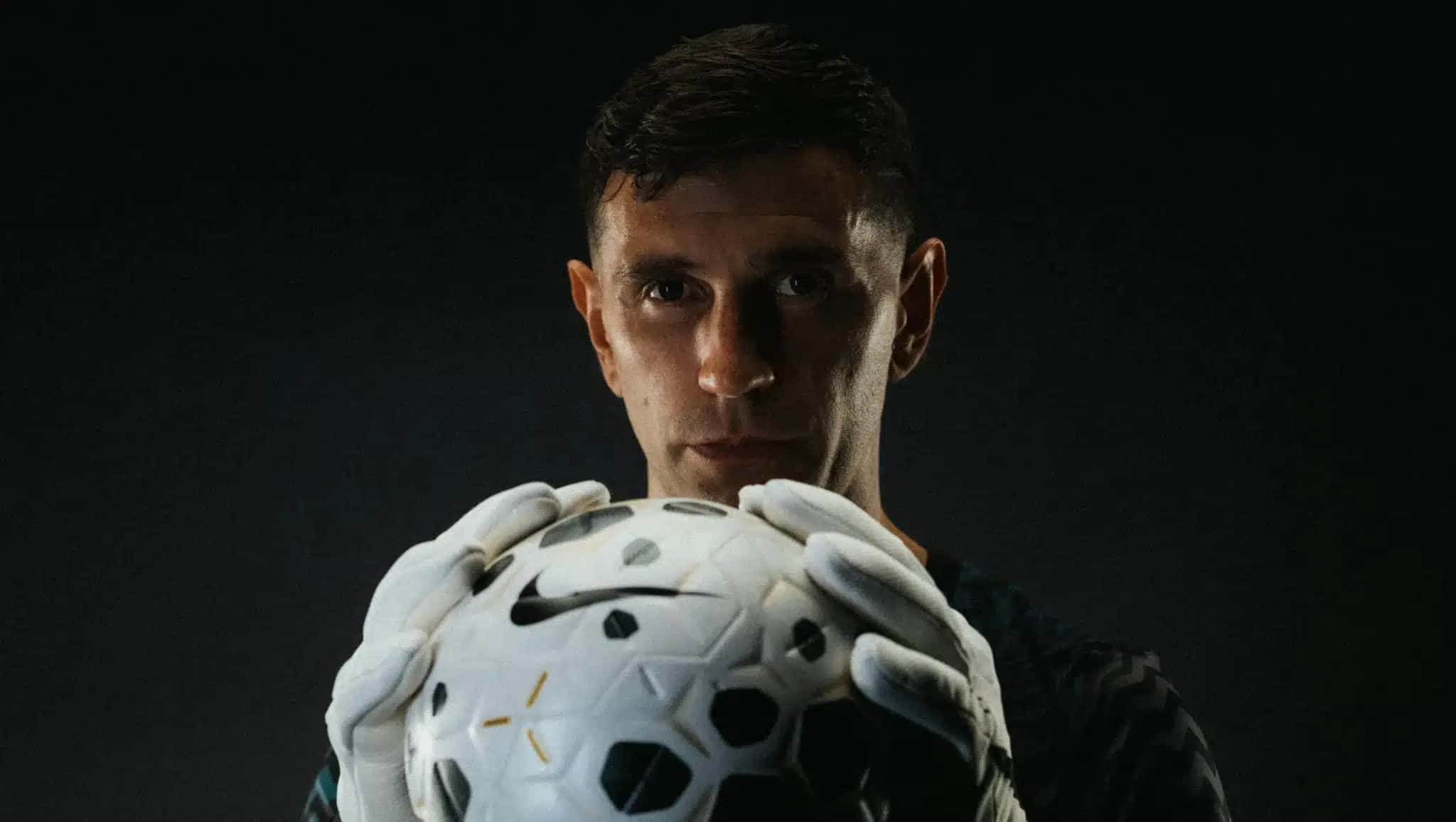 Dibu Martínez foi anunciado como novo reforço do Chelsea.