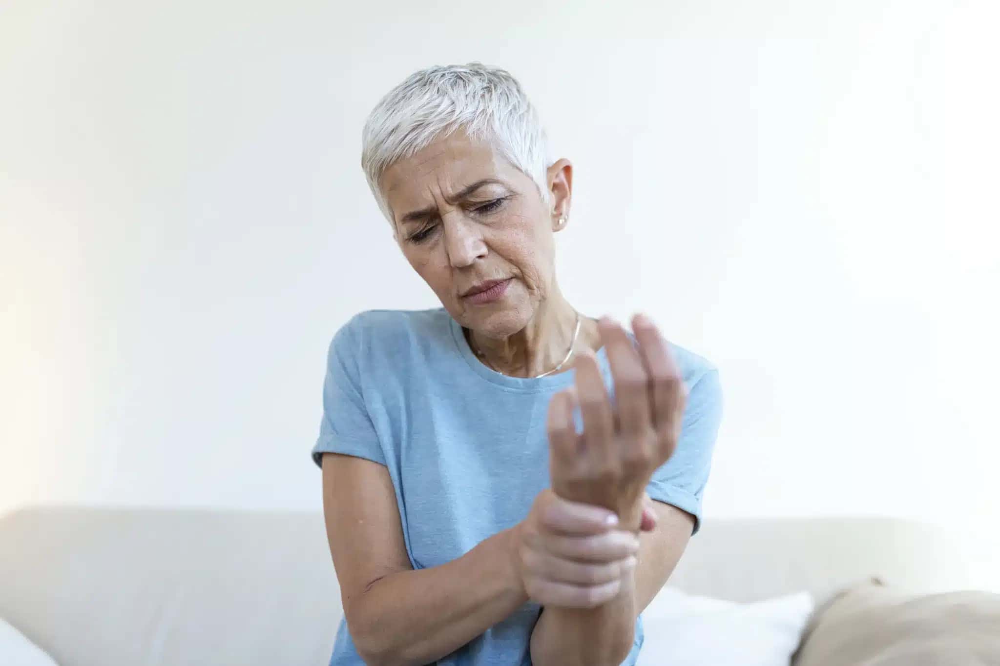 A osteoporose é uma doença que reduz a massa e a densidade óssea, deixando os ossos mais frágeis.