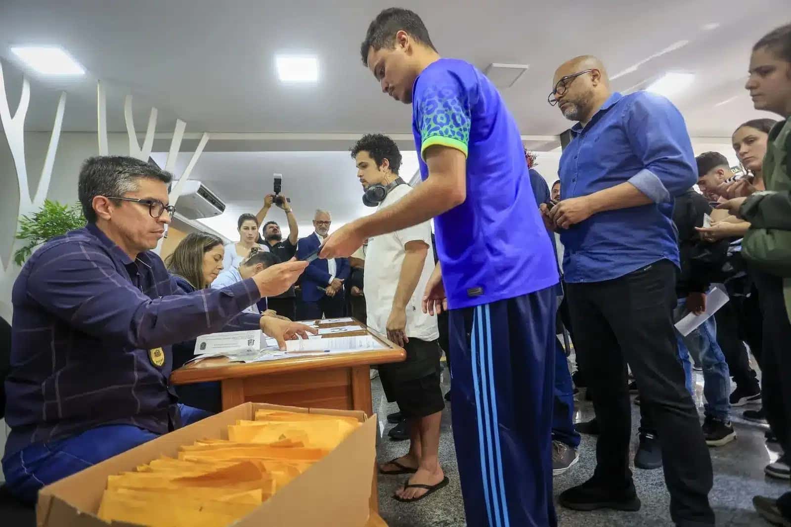 Cerca de 100 celulares que haviam sido apreendidos na Operação Frank Mobile foram devolvidos às vítimas nesta segunda-feira (19).