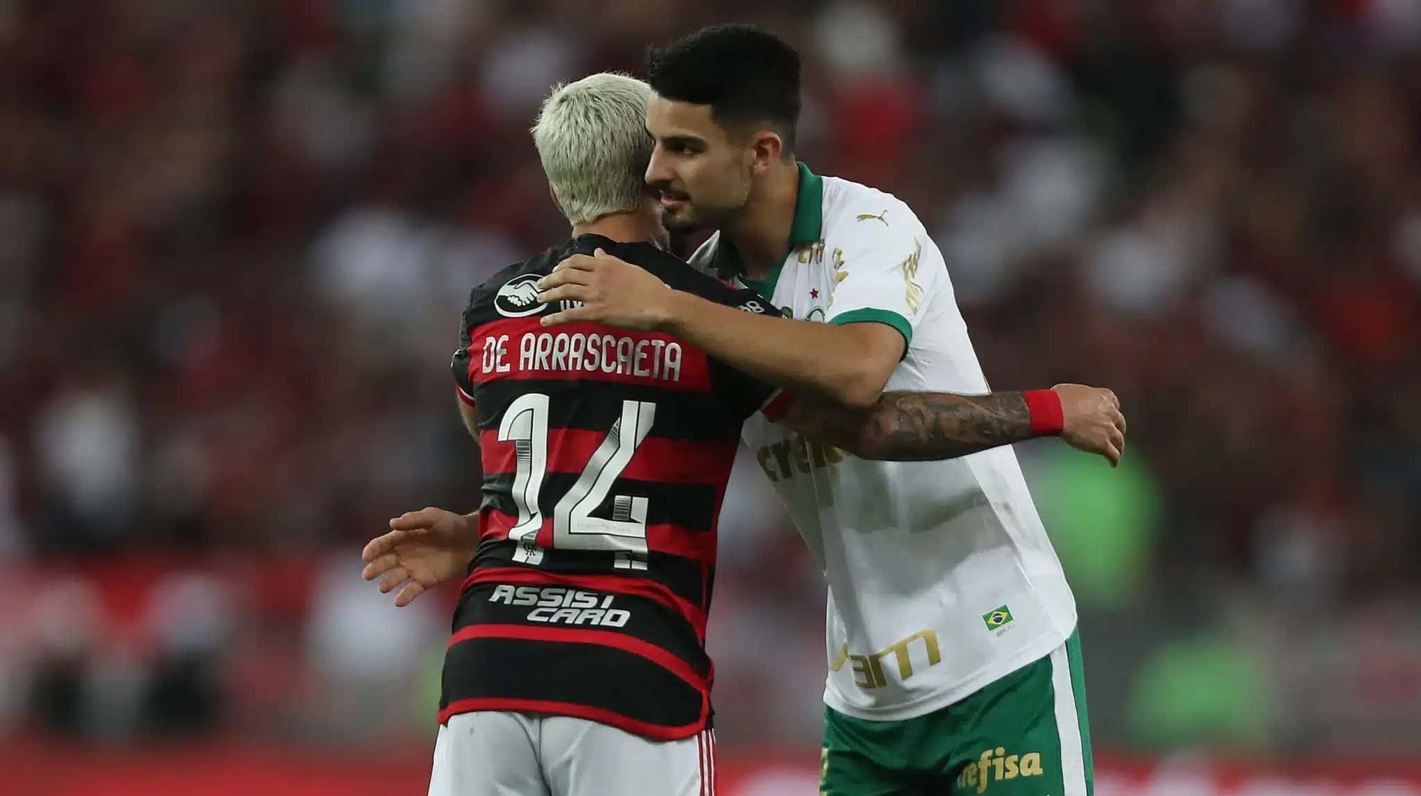Arrascaeta e Flaco López se abraçam em Flamengo x Palmeiras pelo Brasileirão.