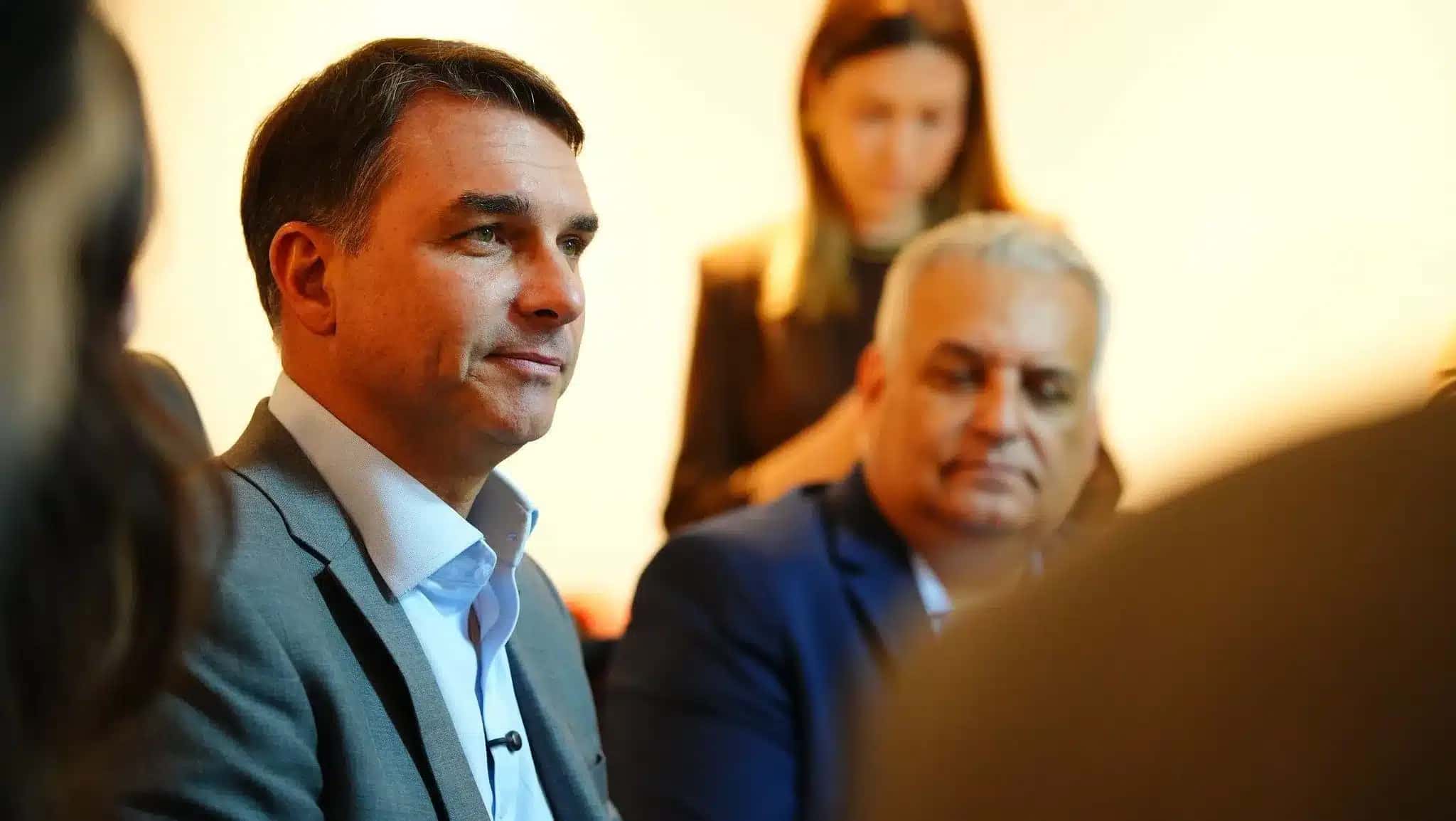 Flávio Bolsonaro (PL-RJ) durante encontro com lideranças partidárias | Foto: Reprodução/CNN Brasil