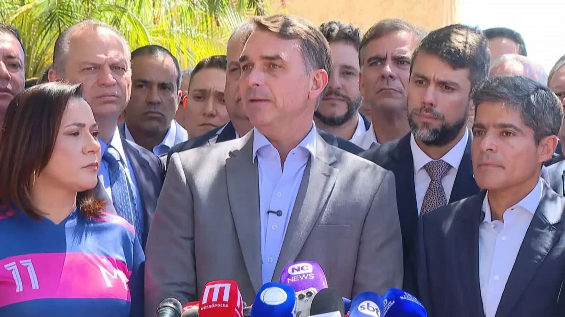 Flávio Bolsonaro fala com a imprensa em meio a lideranças da federação União Progressista, em Brasília, 7 de outubro de 2026