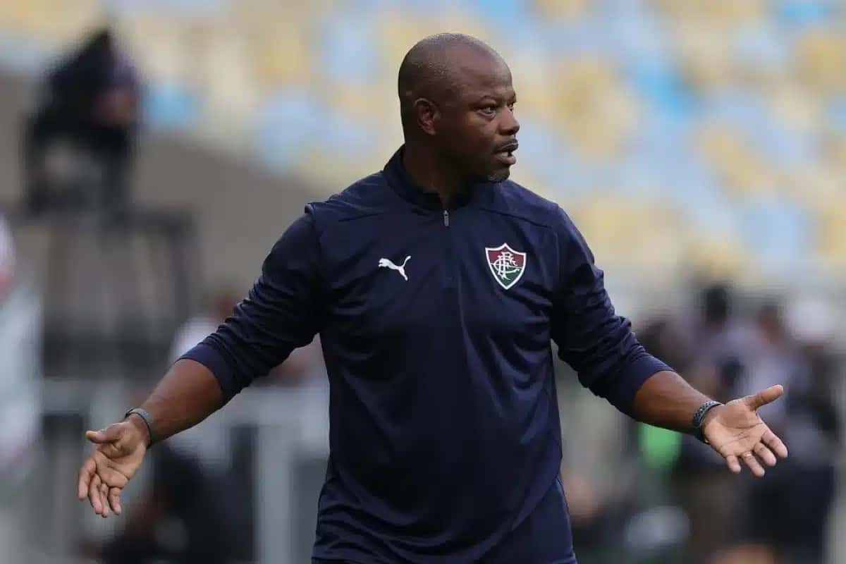 Marcão, treinador do Fluminense, em partida contra o Santos pelo Brasileirão 2026 | Foto: Wagner Meier/Getty Images