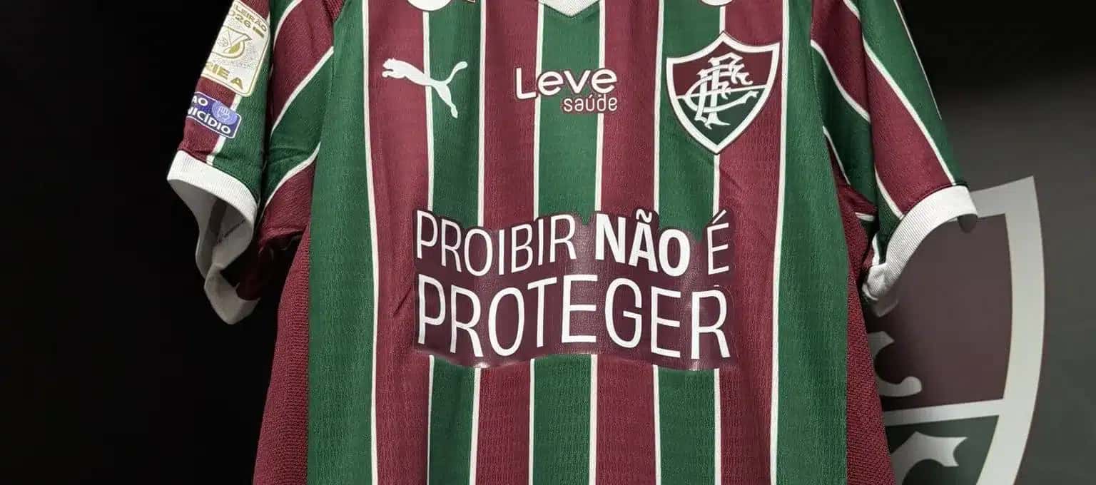 A camisa do Fluminense com a frase “Proibir não é proteger”, contra a proibição das bets