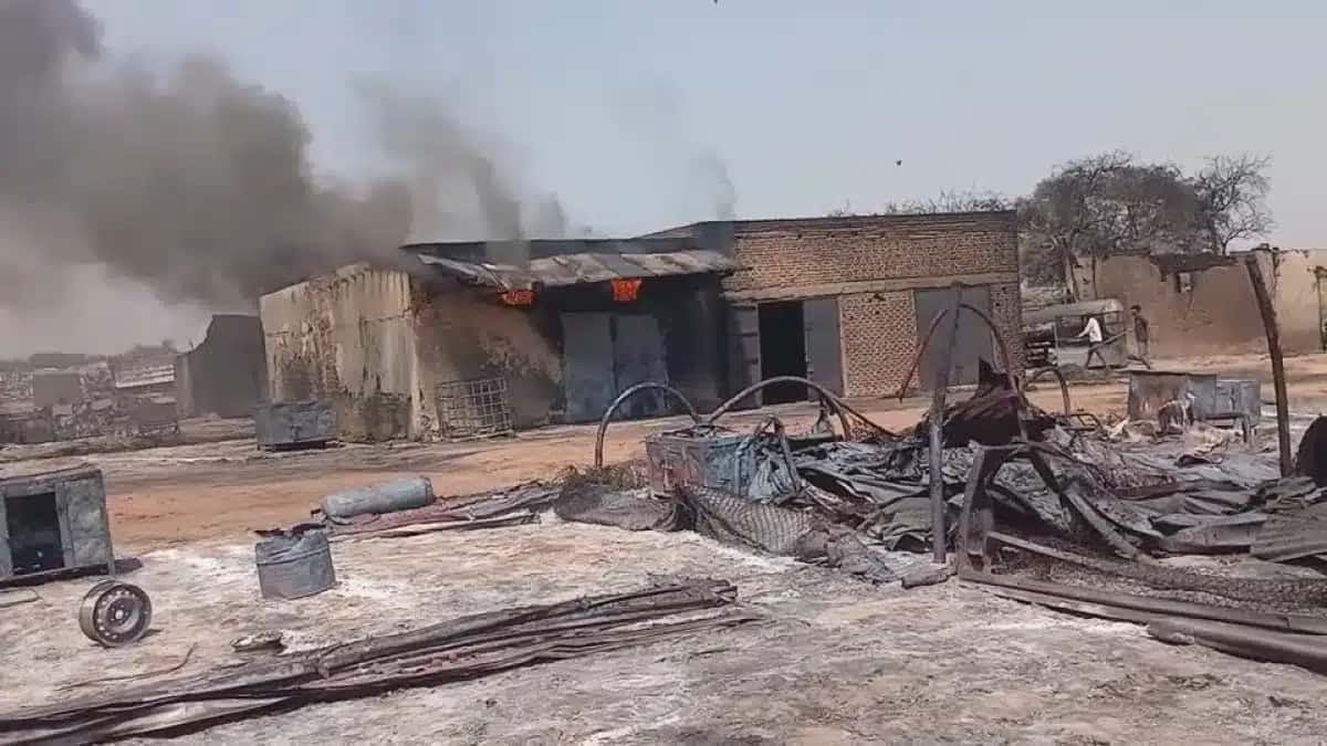 Edifícios em chamas no mercado de Abyei, local onde mais de 150 pessoas foram mortas em um ataque de drone do Sudão, segundo autoridade local.