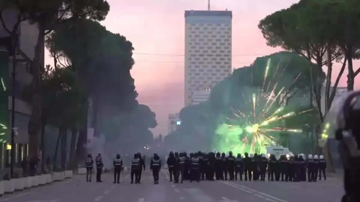 Polícia usa canhão de água enquanto manifestantes lançam fogos de artifício em ato antigovernamental na Albânia