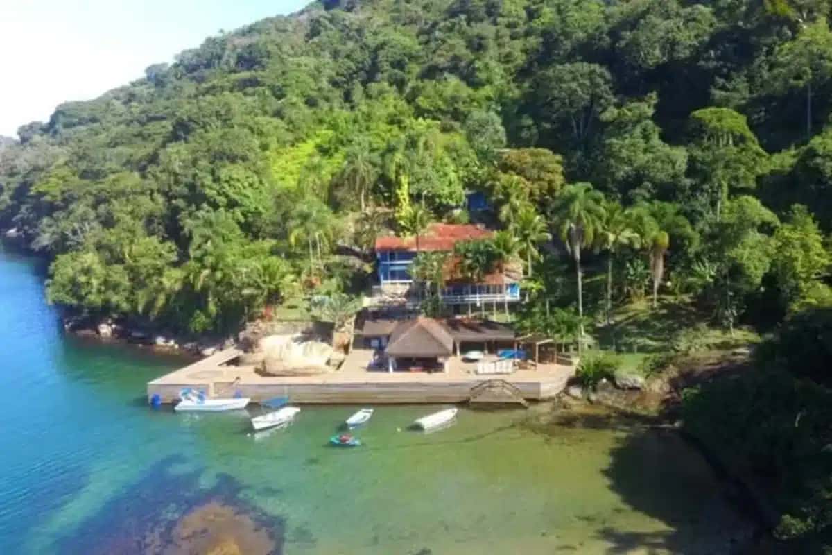 Jogador Richarlison acusa Willer Tomaz e Flávio Bolsonaro (PL) de terem se apropriado de mansão em Angra dos Reis (RJ) | Foto: Reprodução/Brasil de Fato
