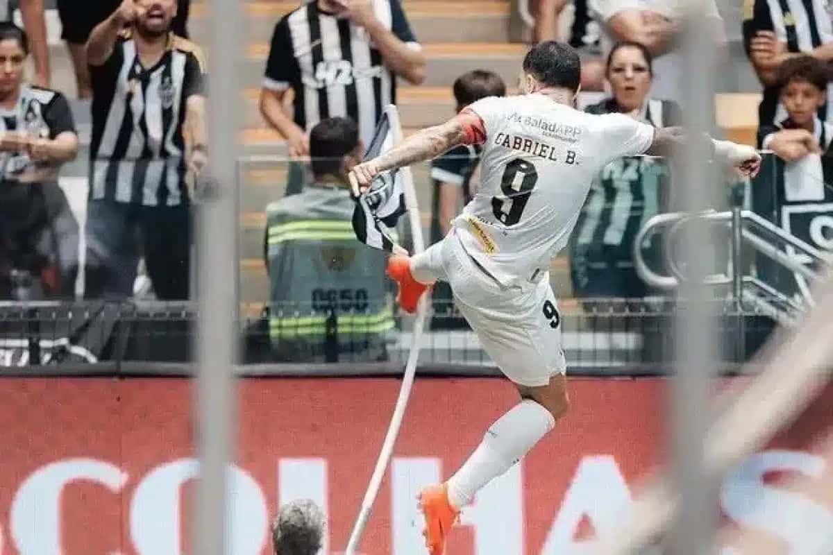 Gabigol chuta bandeirinha em Atlético-MG x Santos